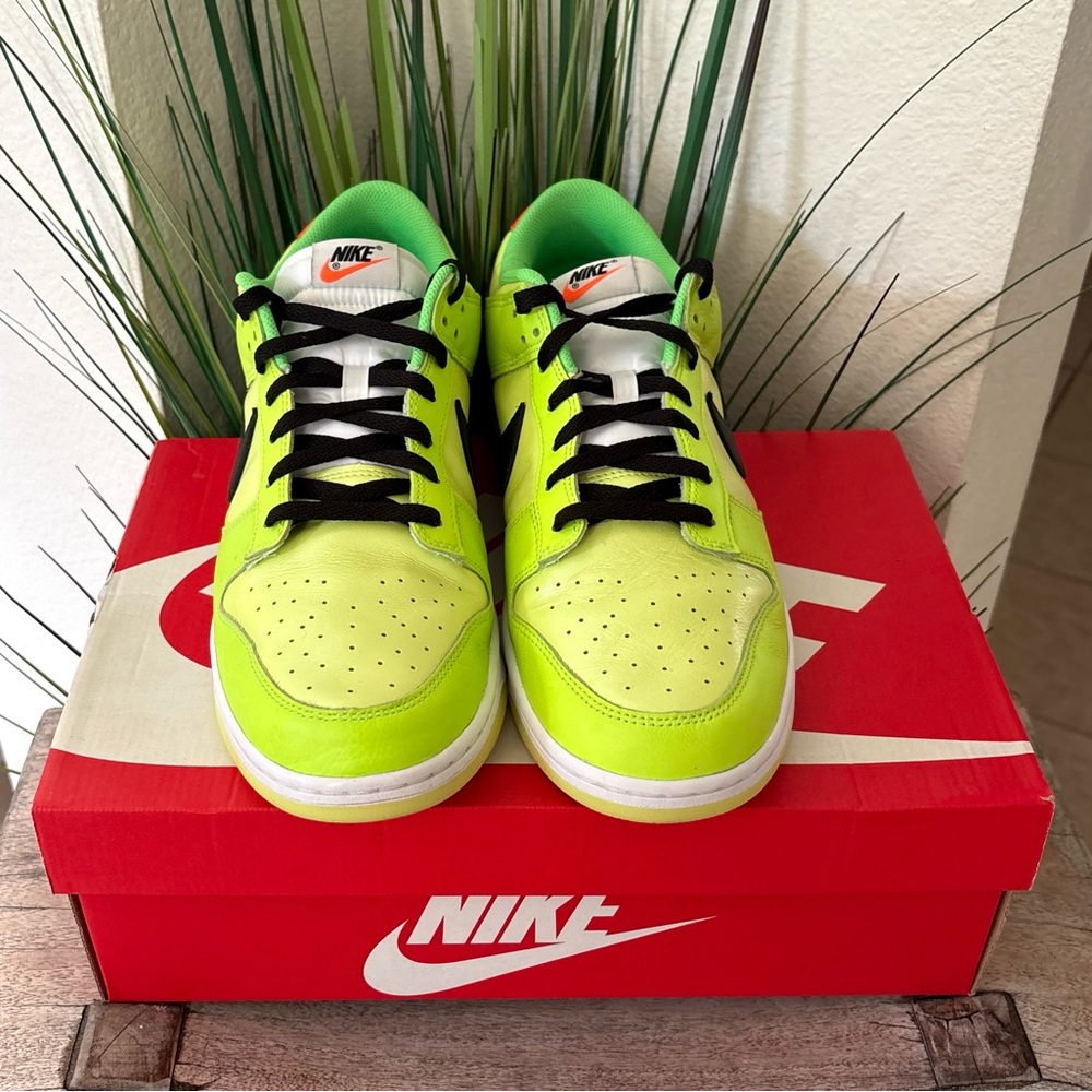 Nike Dunk Low SE Splash Volt Sneakers